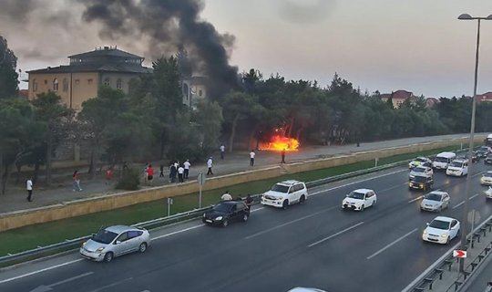 Aeroport yolunda avtomobil yanır - Sıxlıq var