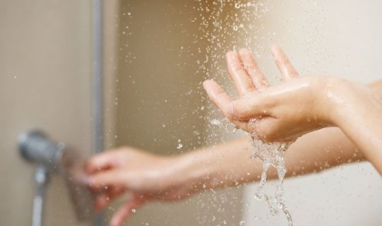 Soyuq duş qəbul edən insanlara ŞOK XƏBƏRDARLIQ