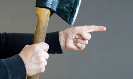Balta ilə insanlara hücum edən ruhi xəstə saxlanılıb