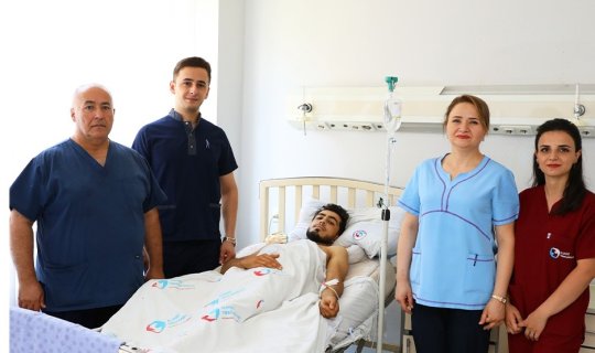 Gənc oğlanın mədəsinə metal əşya batdı -&nbsp;Ölümdən döndü