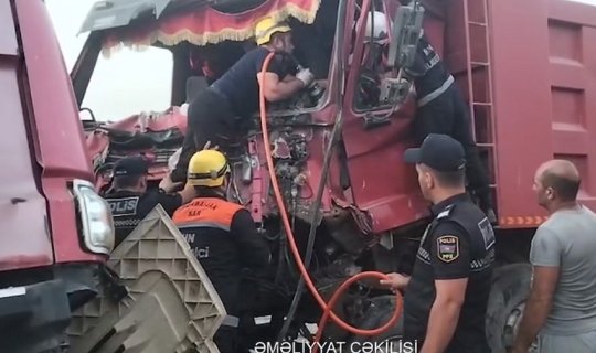 Bakıda &ldquo;Shacman&rdquo;lar toqquşdu - sürücülər&nbsp;avtomobillərdə sıxılı vəziyyətdə qaldı - VİDEO