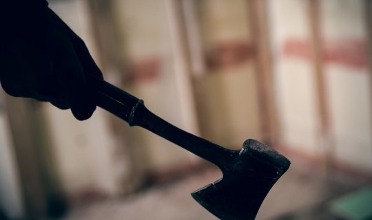 Qusarda kişi arvadını və qaynını baltalamaqda təqsirli bilindi, saxlanıldı