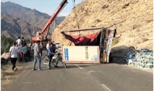 Naxçıvandan Bakıya gələn yük maşını İranda aşıb, mineral sular yola dağılıb
