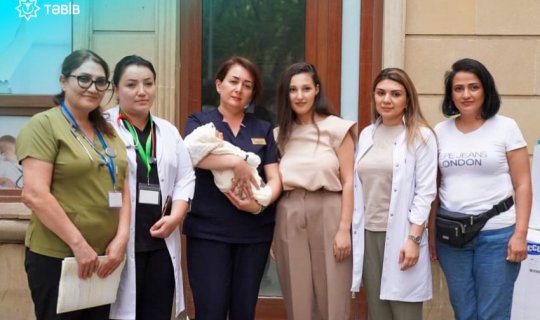 Metroda doğulan körpə və anası xəstəxanadan evə buraxılıb