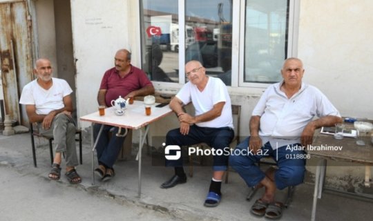 Azərbaycanlı sürücülərdən ETİRAZ: "İranda bizi həftələrlə çöllükdə əsir kimi gözlədirlər"