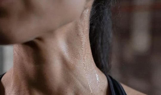 Əgər təriniz ağ iz buraxırsa, deməli... - bu qidalardan yeyin: Həkim açıqladı