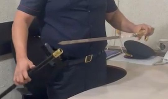 Maşınında xəncər saxlayan və polisin qanuni tələbinə tabe olmayan sürücü həbs edilib
