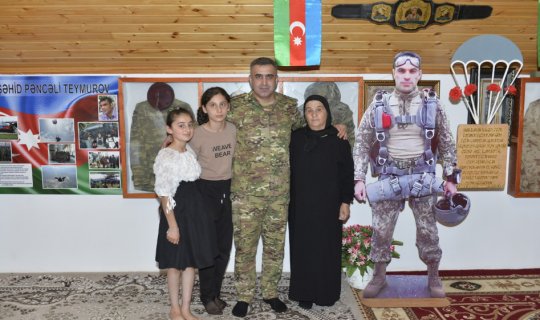 Hərbi prokuror şəhidin ailə üzvləri ilə görüşüb - FOTO