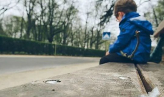 Küçədən tapdığı səkkiz yaşlı uşağı zorla diləndirdi: Məhkəmədən AĞIR CƏZA