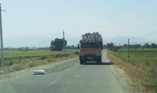 Avtomobil yolunda hərəkəti məhdudlaşdıran şəxs məsuliyyətə cəlb edildi