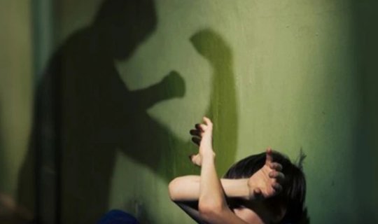 Bakıda gənc oğlan "dəli" sözünə görə uşağı döyüb dalağını partlatdı
