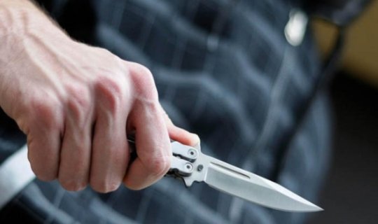 Oğlunun bıçaqladığı kişi xəstəxanada dünyasını dəyişdi