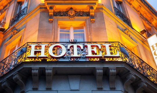Bakıda 16 yaşlı oğlan anasını hoteldə öldürüb