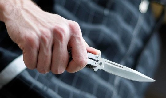 Saray qəsəbəsində 51 yaşlı qadın öldürülüb, qaynı şübhəli bilinir