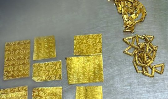 Ayaqqabının içində qızıl keçirmək istədi, yaxalandı -&nbsp;FOTO
