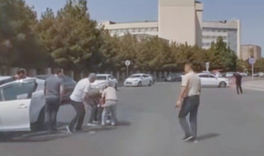 Maşınla vurulan qadın yolun ortasında qaldı, sürücünü döydü&nbsp;- Video