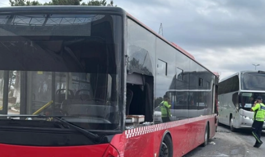 Bakı-Quba yolunda yük maşını ilə sərnişin avtobusu toqquşub, xəsarət alanlar var