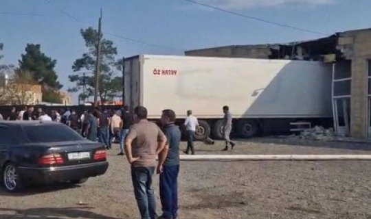 Goranboyda yük avtomobili obyektə çırpıldı