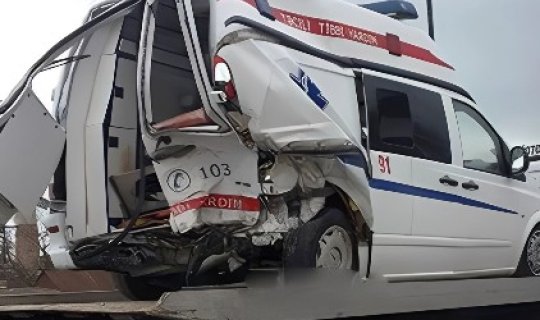 Təcili yardım maşını körpüdən aşdı, xəsarət alanlar var