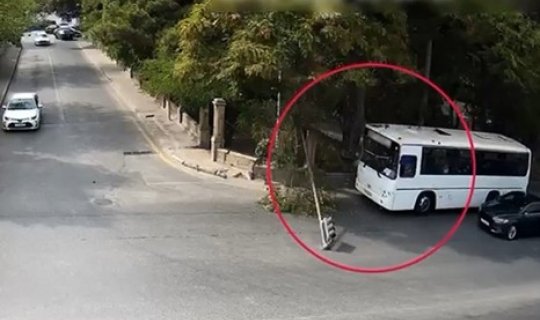 Avtobusu elə sürdü ki, işıqforu kökündən çıxardı