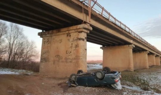 Azərbaycanda avtomobillər toqquşaraq körpüdən aşıb