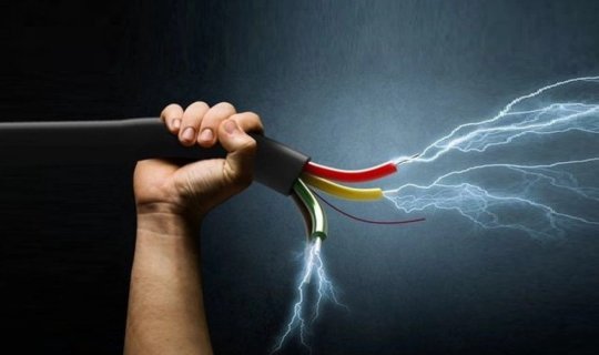 11 yaşlı oğlanı cərəyan vurub öldürdü