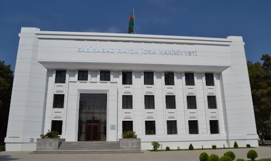 İcra hakimiyyətində qayınana gəlinini və onun anasını döydü