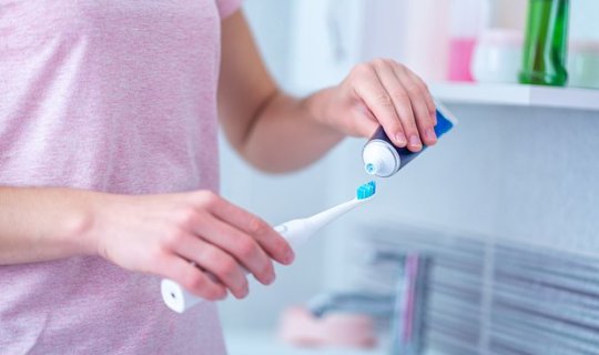 Stomatoloq xəbərdarlıq etdi: Elektrikli diş fırçasını belə istifadə etməyin