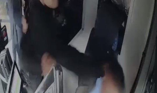 Bakıda sərnişin avtobus sürücüsünü döydü - VİDEO