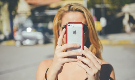 İnsanlar niyə bahalı telefonlara yönəlir: Xəstəlik, yoxsa kimlik göstəricisi?