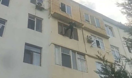 Eyvandan girib azyaşlıları valideynlərinə təhvil verdilər&nbsp;- Video