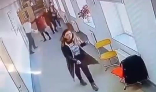 Lənkəranda direktor müavini&nbsp;şagirdi və xadiməni döydü - VİDEO