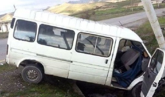 Azərbaycanda içində müəllimlərin olduğu mikroavtobus aşdı,&nbsp;20-yə yaxın yaralı - Yenilənib