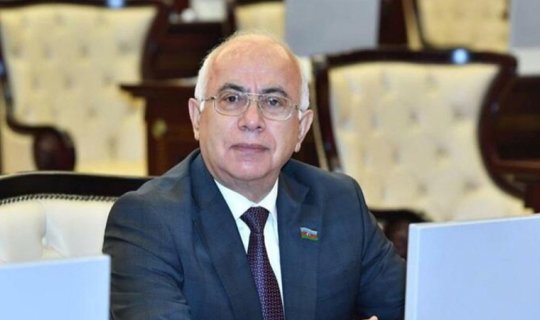 Nazir parlamentdə dərsliklərlə bağlı ictimai dinləmənin keçirilməsini istəyib