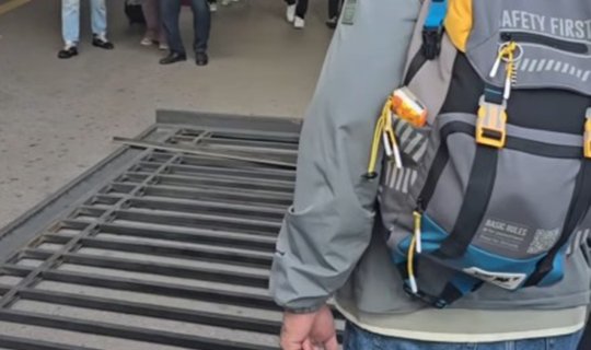Güclü külək məktəbin darvazasını aşırdı&nbsp;