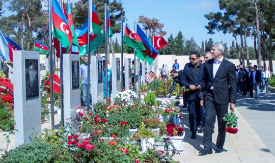 Vətən müharibəsinin başlamasının il dönümü ilə əlaqədar 2-ci Şəhidlər xiyabanına ziyarət başlayıb
