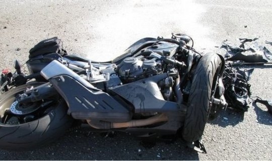 Neftçalada motosiklet divara çırpılıb, ölən var