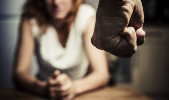 Bakıda ögey ata kinoya çəkilən uşağa görə anasını döydü