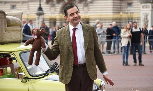 Axmaq obrazla tanındı, ailəsini təyyarə qəzasından xilas etdi &ndash; Dünyanın ən ağıllı adamlarından olan &ldquo;Mr. Bean&rdquo; kimdir? - VİDEO