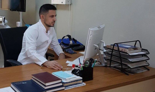 Burun əməliyyatından sonra xəstənin ölümündə təqsirləndirilən həkimə hökm oxunub