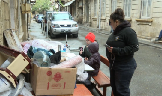 Bakıda ailə evindən çıxarıldı - Övladları küçədə dərs oxuyurlar - VİDEO
