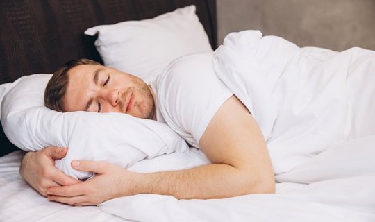 Sol böyrü üstə yatmaq niyə bu qədər faydalıdır?