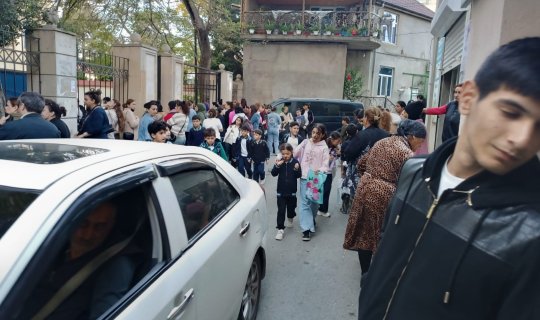 143 nömrəli məktəbin qarşısında təhlükəli vəziyyət: qapıları bağlı qalır, yol tıxanır - Foto