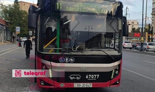 Sərxoş sərnişin avtobusun şüşəsini qırdı - FOTO