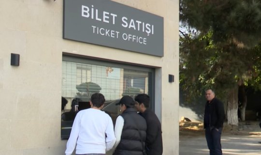 "40-45 dəqiqə gözləyib cəmi 1 bilet aldım, kənarda 50 manata satırlar"