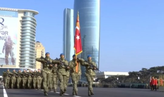 Türkiyə hərbçiləri hərbi paradda tribuna önündən keçib