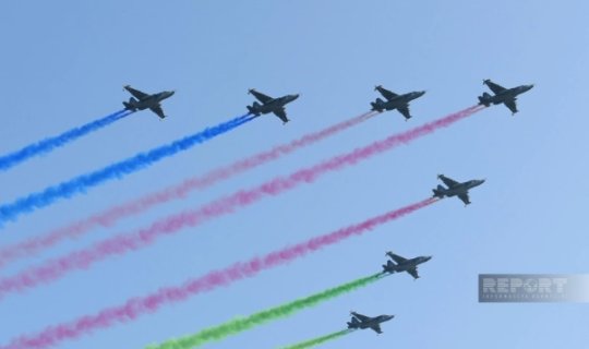 Bakıda hərbi paradda aviasiyanın nümunəvi uçuşları göstərilib - Foto