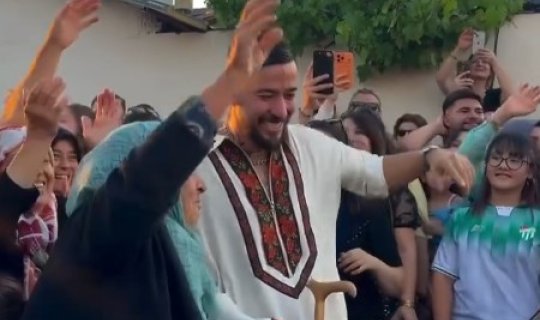 Mahmut Orhan doğma kəndində səhnəyə çıxdı - VİDEO