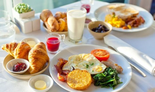 Ürəyinizin sağlamlığı üçün bu meyvəni səhər yeməyinə əlavə edin