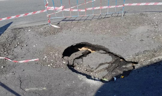 Bakının mərkəzində yolda çökmə: İri çuxur yarandı - FOTO